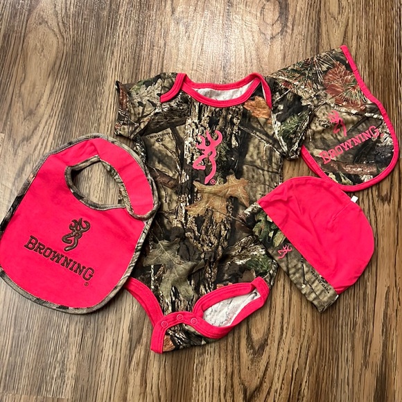 LIKE NEW!! Browning onesie 9 month - Picture 1 of 5